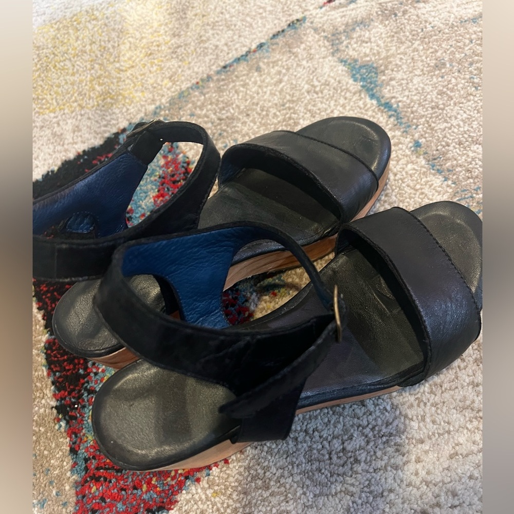 Los Angeles Apparal Leather Black Sandals with Wooden Heel Size 8